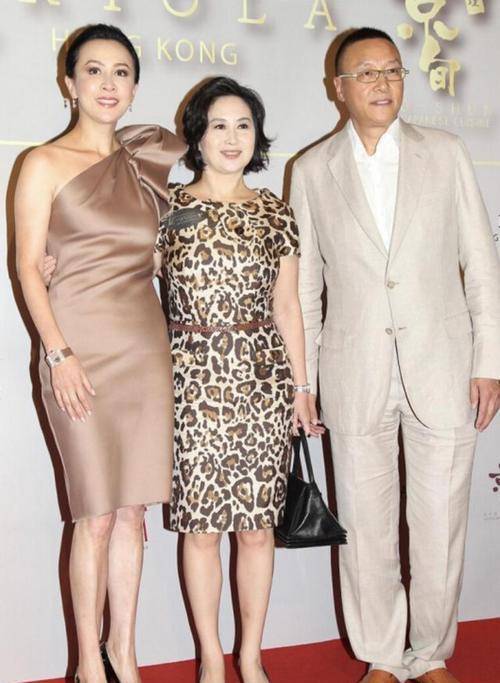 设计|何超琼穿小香风连衣裙亮相，不愧是赌王千金，端庄大气很贵气