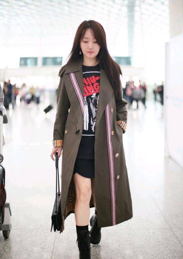 流苏|杨钰莹真会挑衣服，驼色流苏大衣优雅稳重，内搭流苏毛衣优雅高级