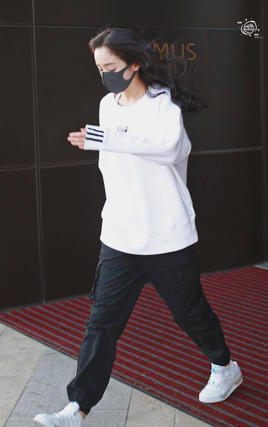 身材|杨幂新戏开机又穿“无痕裤”，小腿成功抢镜，网友：比我胳膊还细