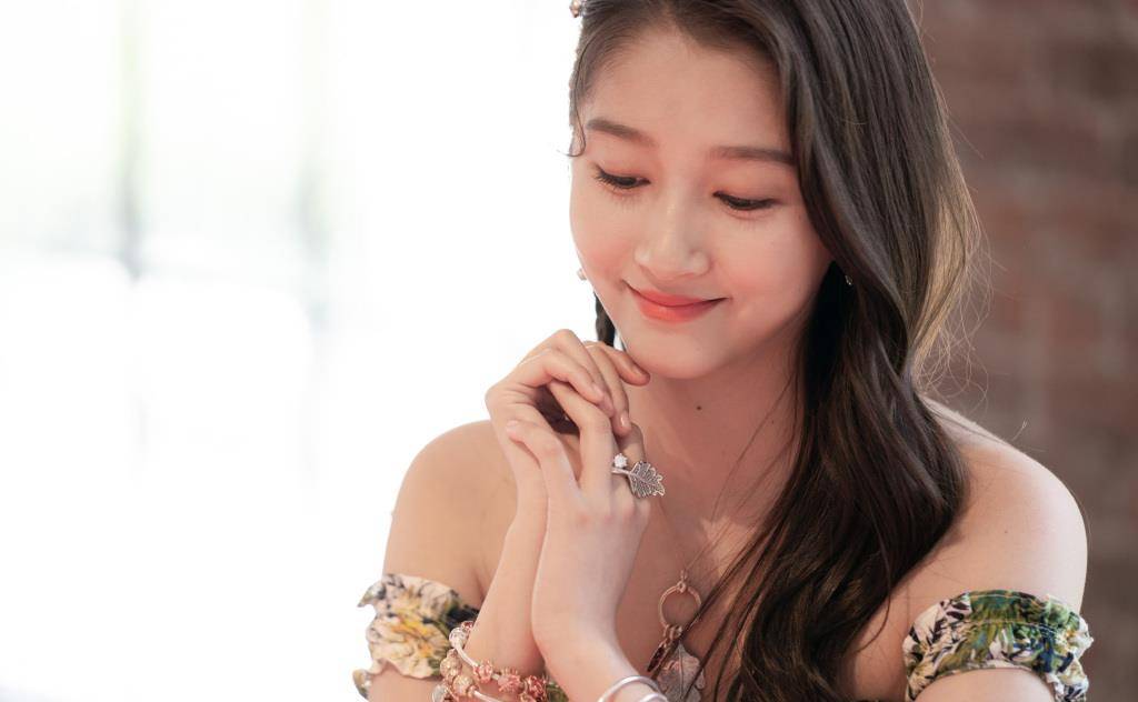 帆布鞋|曾被叫“国民闺女”的关晓彤，穿印花裙配高帮帆布鞋，尽显女人味