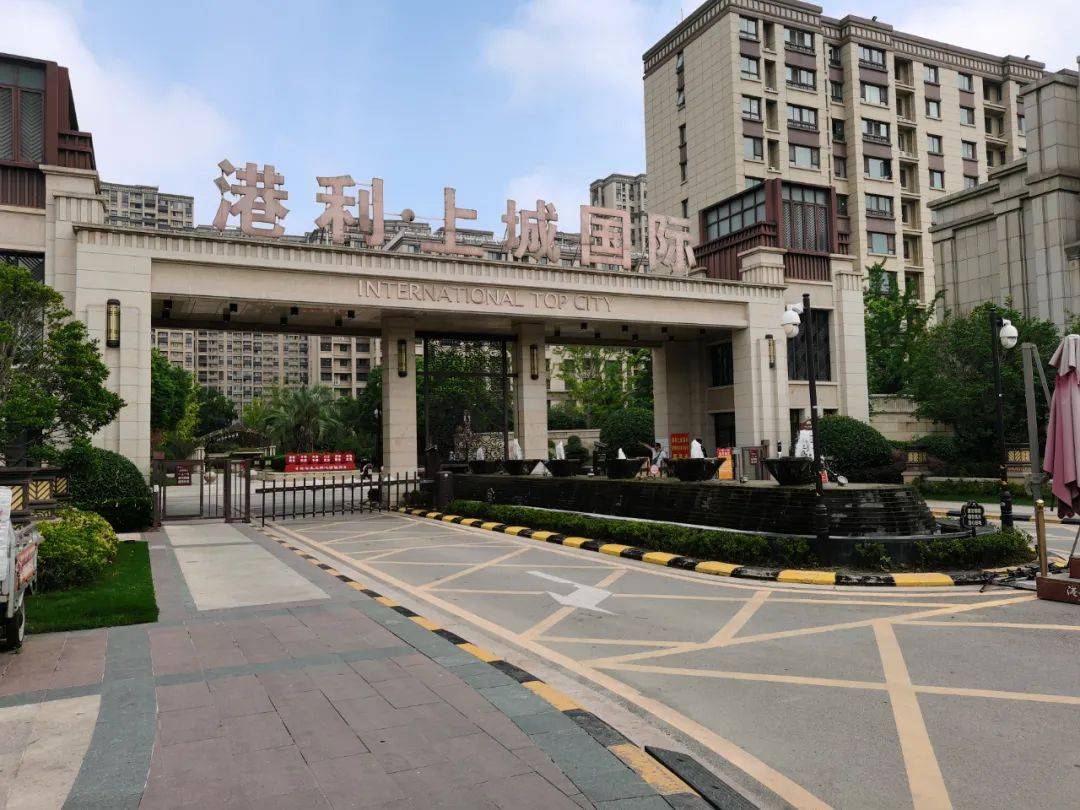 小区门口就是水景,一直在运行,门头做得很大气.