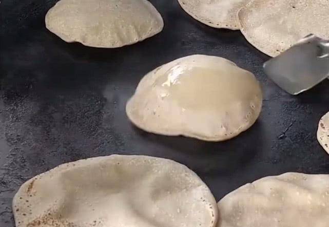 什么|你吃过印度的鸡蛋灌饼吗?小贩做法十分熟练,看着肚子就饿