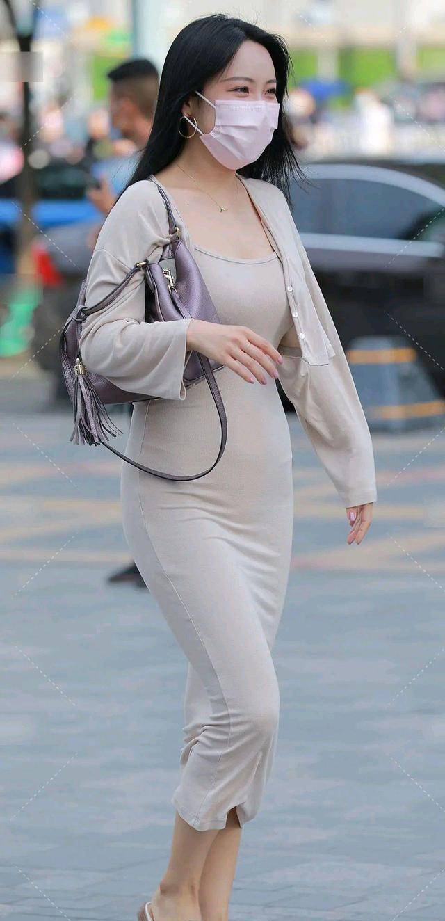 高跟鞋|连衣裙的装扮特别柔美,凸显女人的优雅年轻