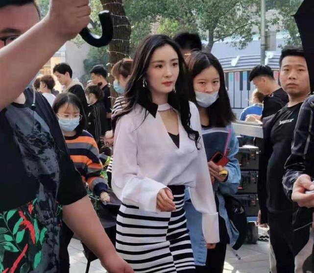 二八定律|杨幂拍戏太累？生图路透法令纹抢眼显老十岁，穿60块回力鞋撑国货