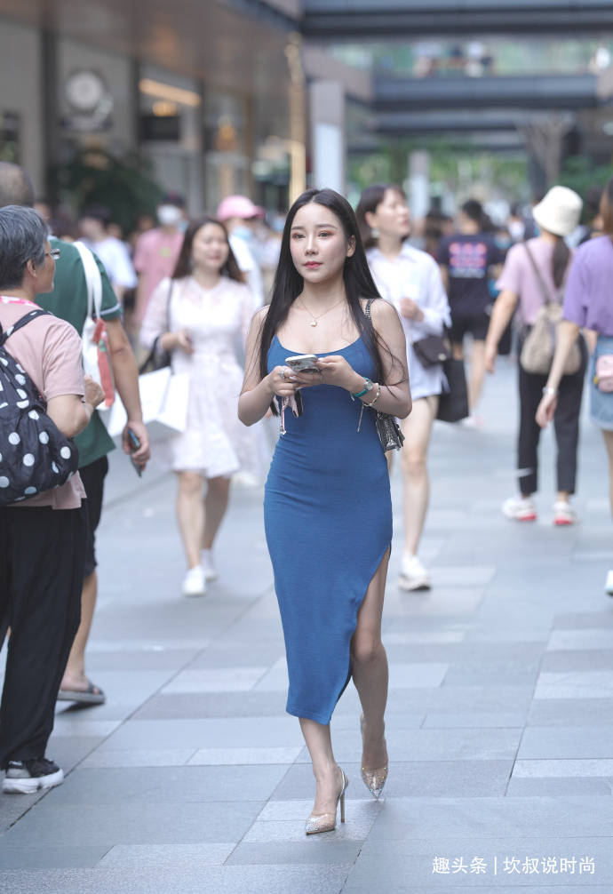宁静|秋日时髦穿搭，“大姐姐”的时尚开叉裙，一路“秀”大长腿！