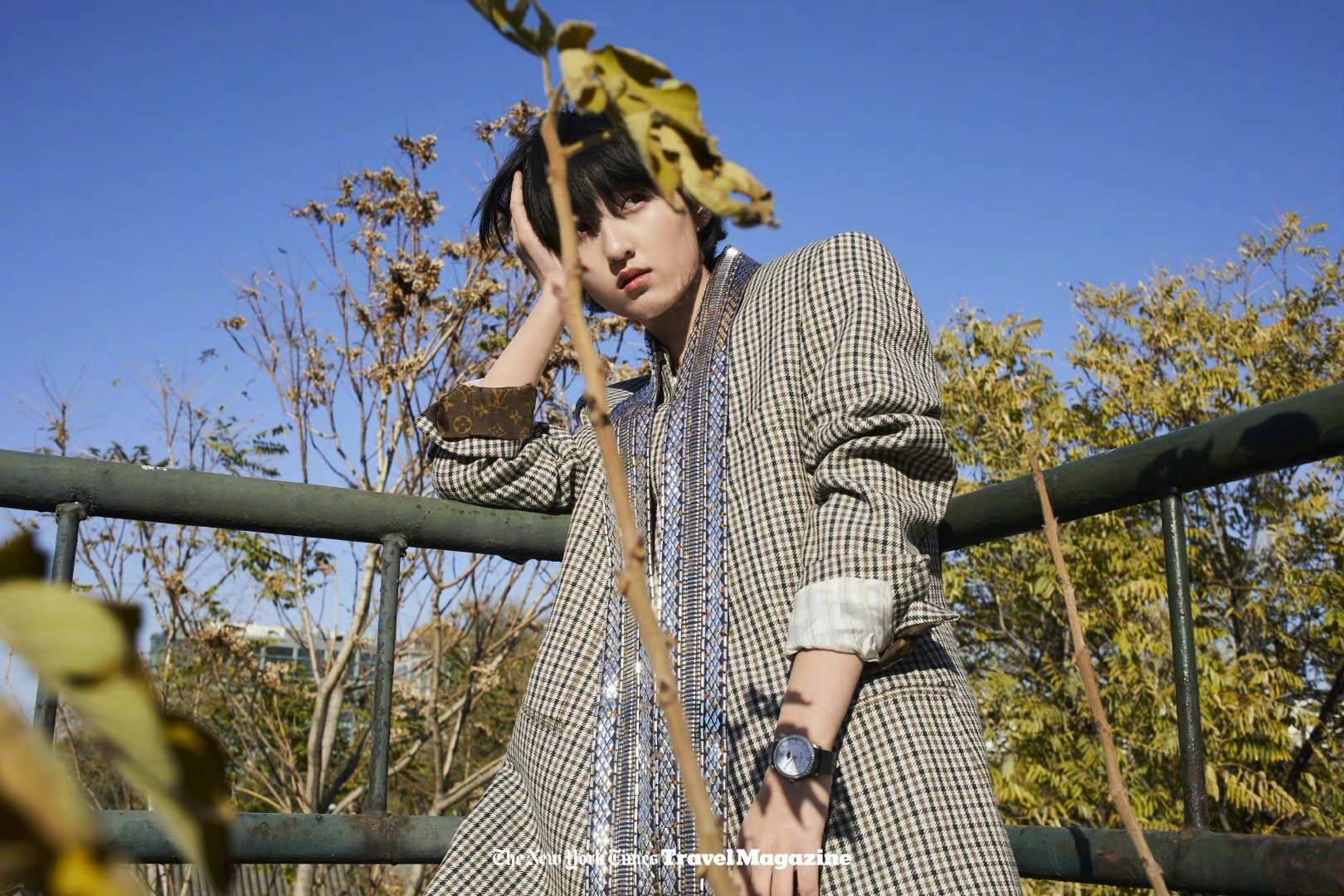 一身|19岁张子枫古灵精怪，帅气中性风造型拍大片，穿搭看点多多！