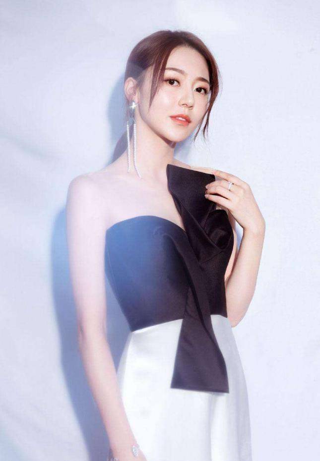 身材|今天的邹凯和高蜜离婚了吗？看黄梦莹戏里戏外，演绎时尚穿搭