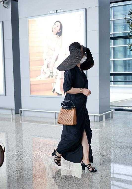 黑色|金星这回造型太成功，穿黑色连衣裙好显瘦，大檐帽显贵又优雅