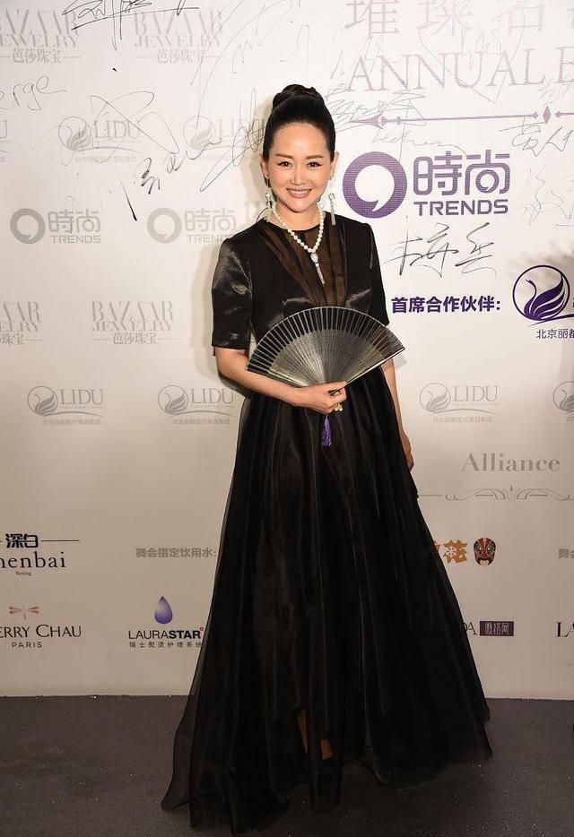 黑色|王志飞老婆挺有名媛感的，黑色薄透裙配珍珠项链，身材挺高挑的