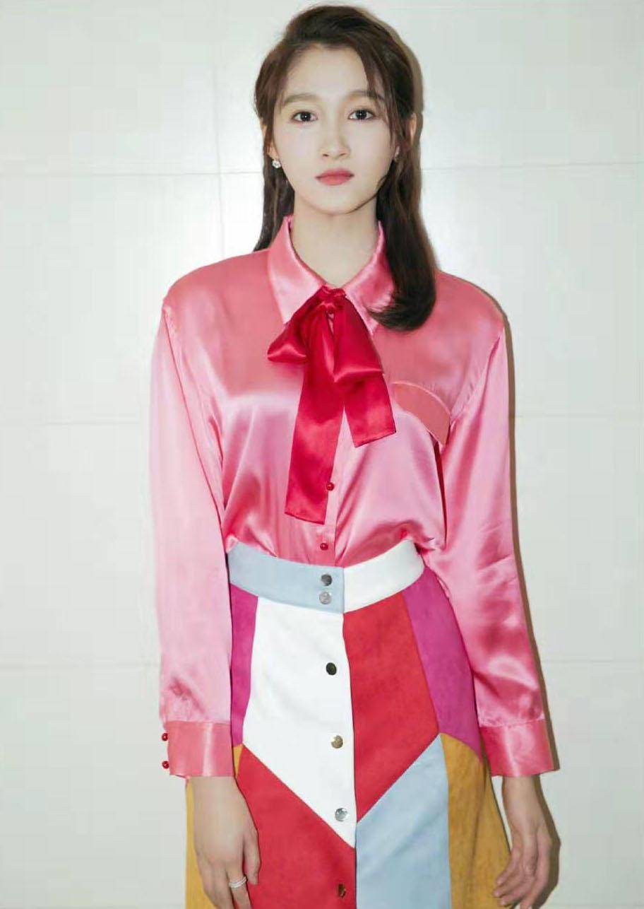 设计|关晓彤真是“腿精”,身穿亮片连衣裙搭配高跟鞋,大长腿秀不完