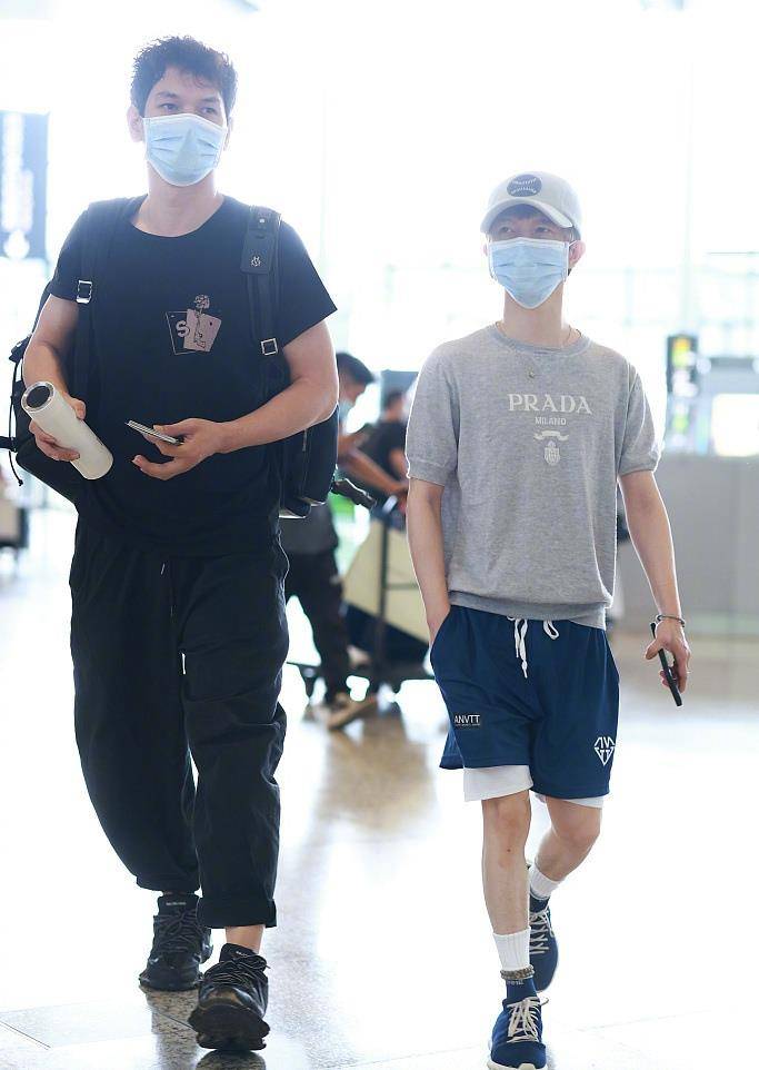 郭敬明|郭敬明罕见现身，全程手揣兜装酷，网友：绝对没有一米五！