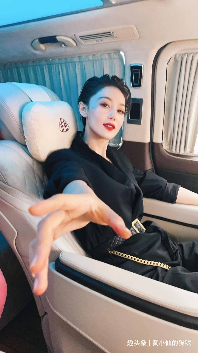 面部|短发的张馨予别有风韵，穿低领连衣裙秀凹凸曲线，女人味十足