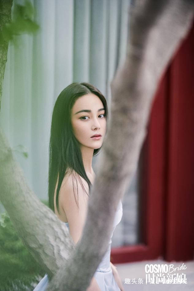 面部|短发的张馨予别有风韵，穿低领连衣裙秀凹凸曲线，女人味十足