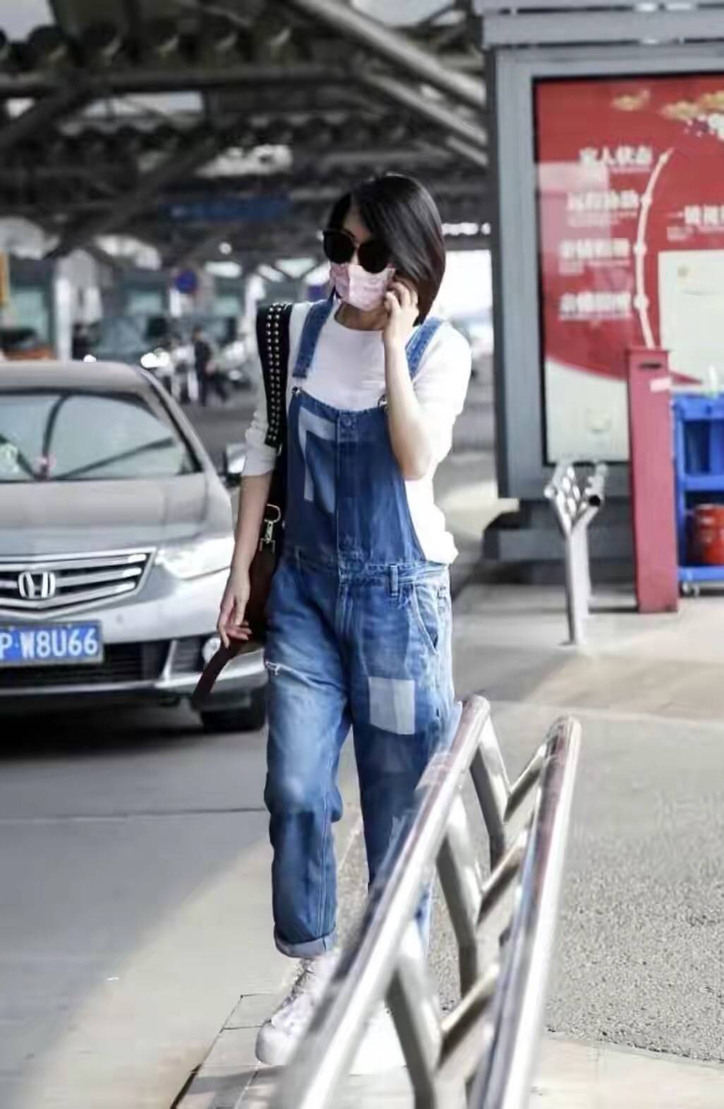 修而|许晴越老越任性，全身只穿一件白T就敢出门，换一般阿姨真撑不住