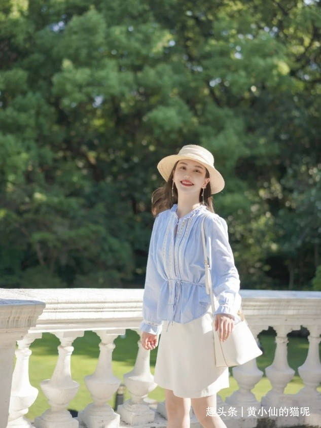 短裙|赵丽颖路透生图状态真好，戴贝雷帽穿小短裙似少女，甜美又可爱