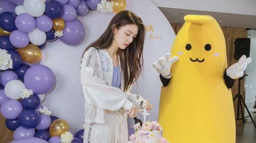 演艺事业|傅菁生日切蛋糕照曝光，白色运动装露小蛮腰，真的太瘦了