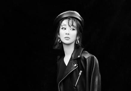 黑色|28岁杨紫成熟霸气，全黑皮夹克造型，还不忘秀好身材！