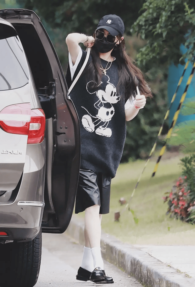 身材|唐嫣罕见走机场，穿卡通毛衣配皮裤小腿成身材短板，皮肤似大白墙