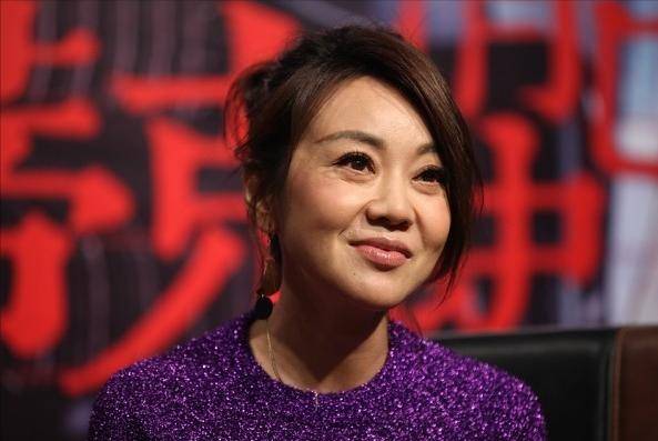 闫妮|童年滤镜碎了，闫妮近照老态明显，但短上衣配紧身裤身材还挺好