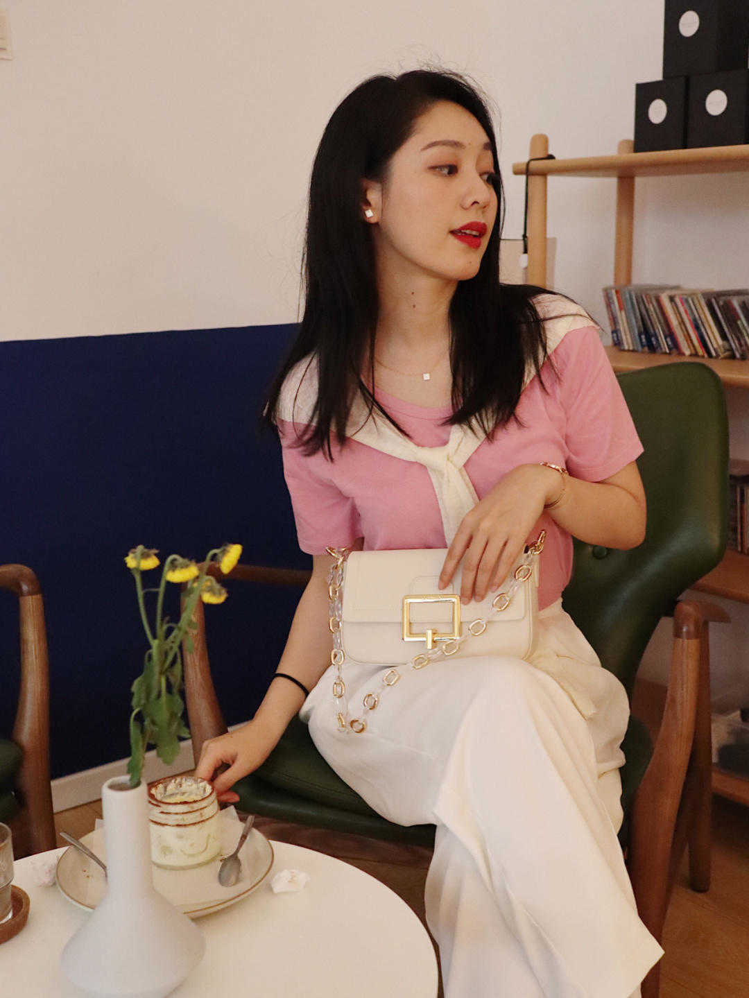 土黄色|秋天不建议直接穿T恤，这样“叠穿法”高级洋气，主要能提升气质