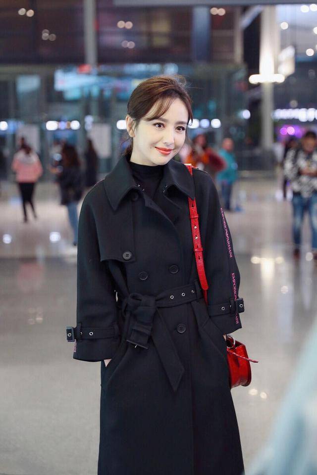 亮点|佟丽娅美出新高度，穿一件黑色大衣走机场帅气又时髦，美腻了