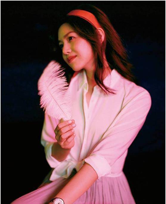 荧光|陈妍希这组复古大片厉害，荧光绿配荧光红，跨越时代的“垮”气质