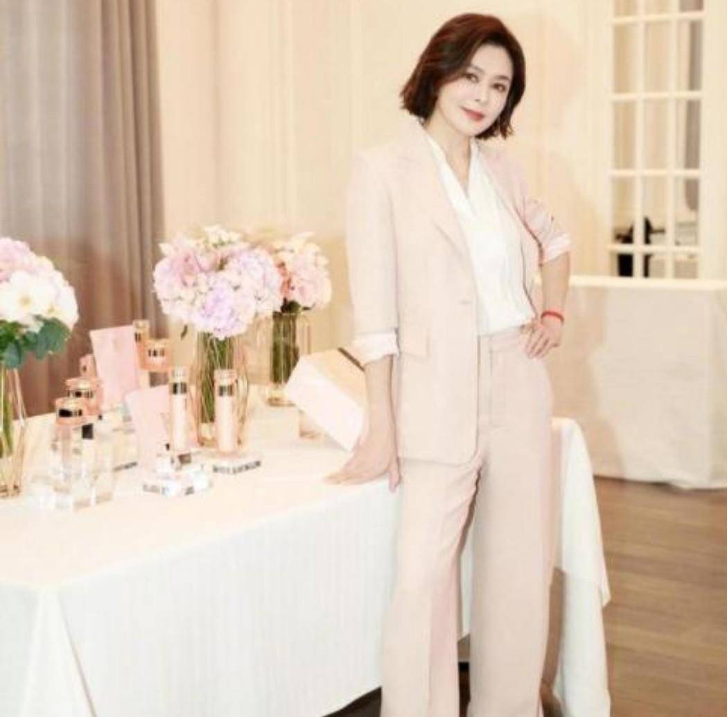 女神|关之琳简直就是不老女神,穿白色公主裙亮相,58岁仍有少女感