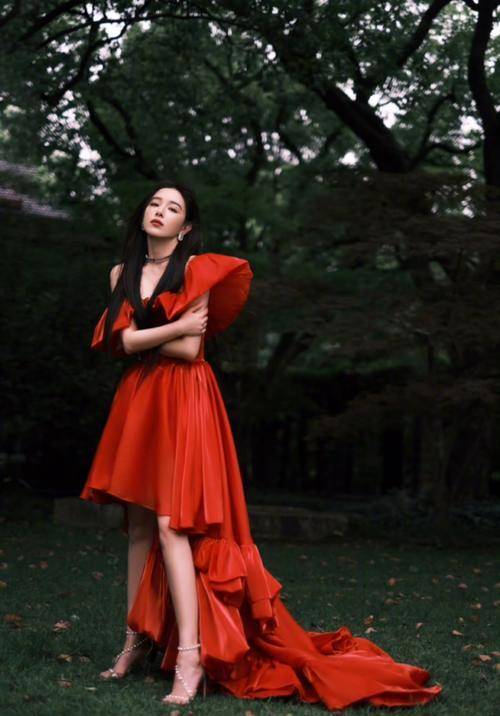 九月|阚清子9月造型抢眼，红色抹胸礼服坐在绿草上，女人味十足