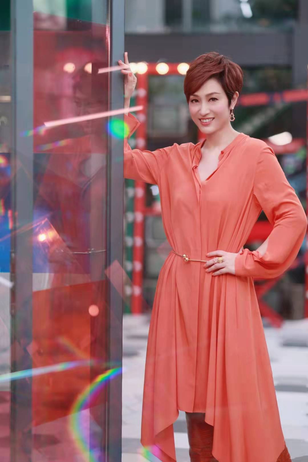 连衣裙|陈法蓉身着 ST. JOHN 蚕丝连衣裙和结饰腰环亮相综艺