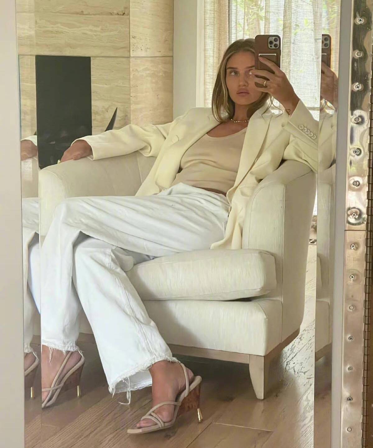 亮点|大地色系的穿搭,还是跟超模学!这几种配色,能穿出女boss的霸气