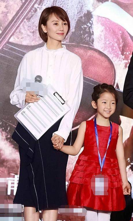 黑色|最特别的时尚冷淡风女生,41岁就看到满脸皱纹,袁泉请你慢点衰老