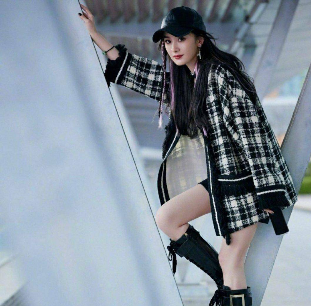 叛逆|杨幂是要走“叛逆路线”?绿色挑染个性又前卫,玩下衣失踪秀美腿