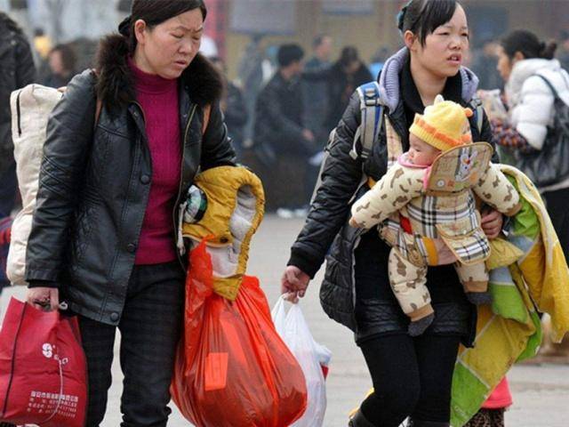 杨姐|生二胎还是抱孙子，两个44岁母亲的不同抉择，结局很真实