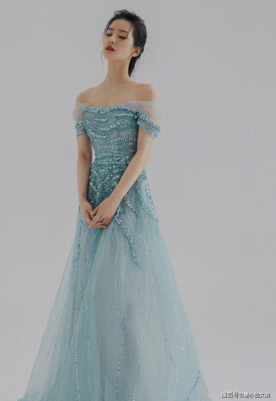 进行|刘诗诗私下穿搭挺低调的，穿工装外套简单又随性，就是看着有点热