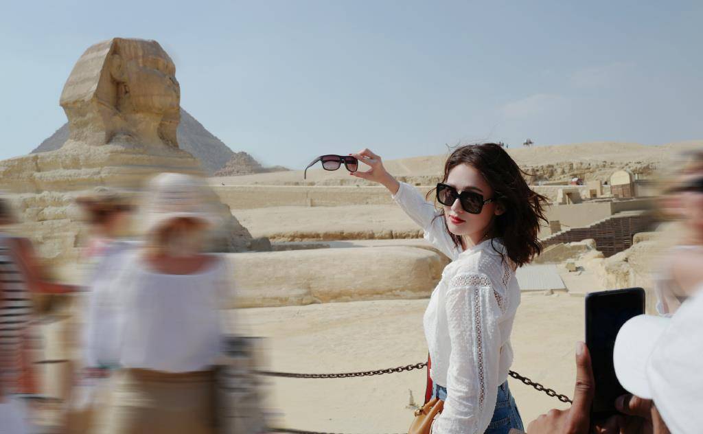 女王|她被称为“偶像剧女王”，40岁穿荷叶领上衣配牛仔裤，美成少女