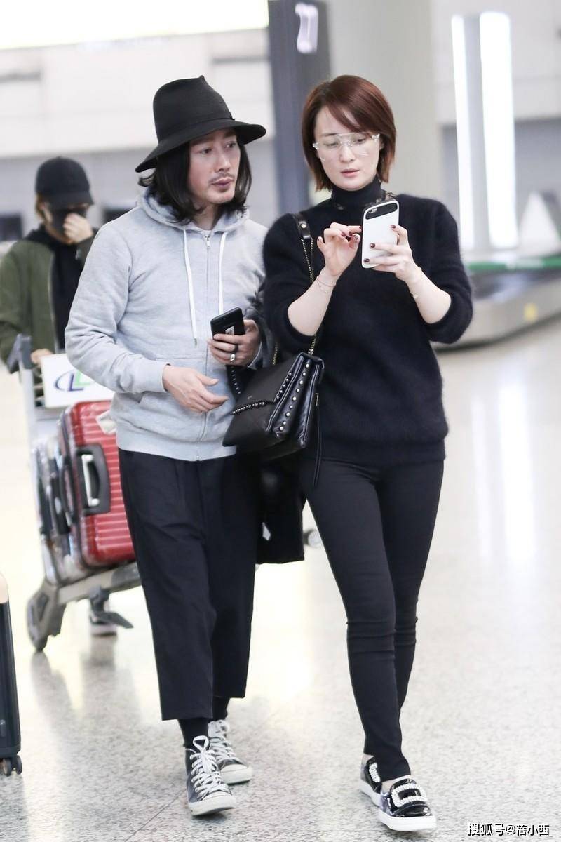 一身|以为蒋勤勤这回保守一点，远看是穿着一身黑，转身后却透出内衣