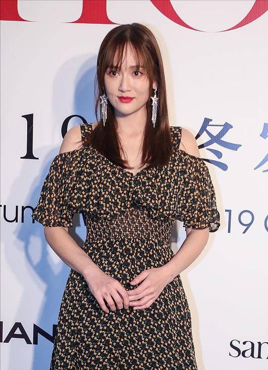 陈乔恩|陈乔恩穿着裙子虽然有点显老气，但是发型却显嫩，甜美魅力不减