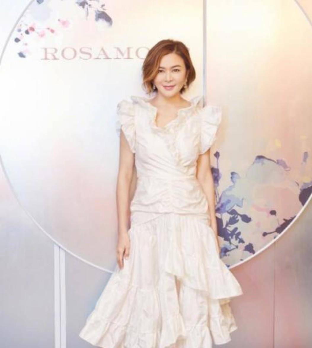 女神|关之琳简直就是不老女神,穿白色公主裙亮相,58岁仍有少女感