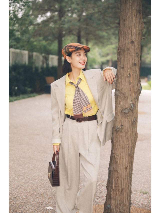 短裙|早秋穿搭指南，毛衣马甲搭白衬衫，下半身穿短裙，甜美俏皮又耐看