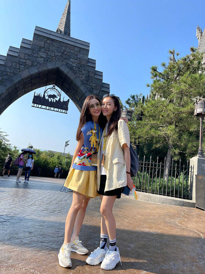 卡通|佟丽娅终于遇对手！与高露罕见同框逛游乐园，卡通少女装输女团风