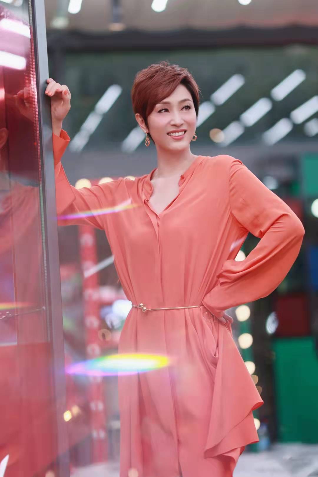 连衣裙|陈法蓉身着 ST. JOHN 蚕丝连衣裙和结饰腰环亮相综艺