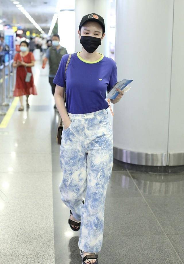 黑色|张萌这次穿得够年轻了,但还是满满的阔太感,包包和鞋子实在抢眼