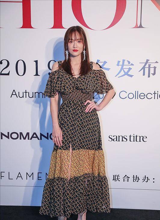 陈乔恩|陈乔恩穿着裙子虽然有点显老气，但是发型却显嫩，甜美魅力不减