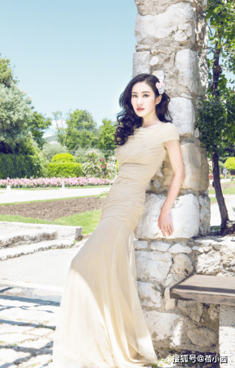 黑色|叶璇这么敢穿？穿白色洞洞连衣裙透出黑色内衣，为博眼球也是拼了