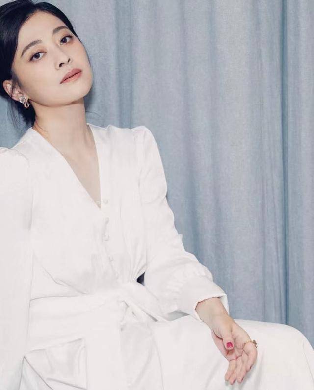 色相|梅婷将V领连衣裙穿火了，时尚优雅，年龄再大也能穿出“少女感”