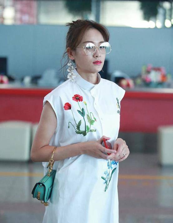 民族|叶一茜终于换风格,穿一袭民族风裙子很优雅,气质不输杨丽萍