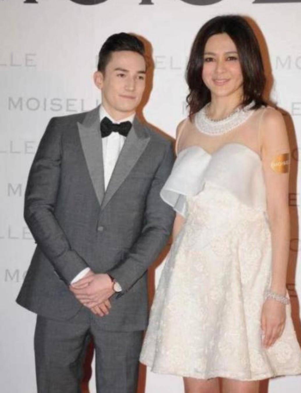 女神|关之琳简直就是不老女神,穿白色公主裙亮相,58岁仍有少女感