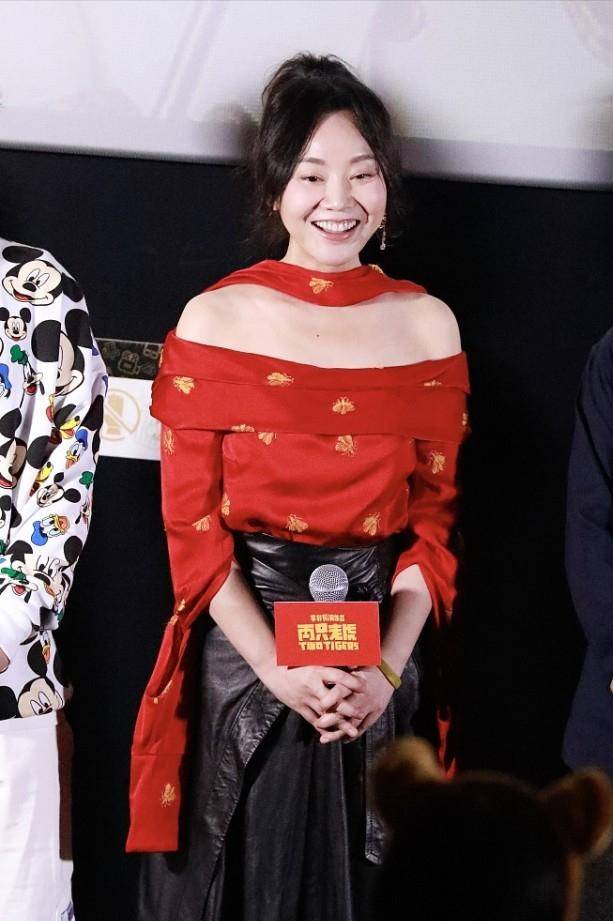 美貌|闫妮穿红色上衣好喜庆，虽然状态略显疲惫，但丝毫不影响美貌