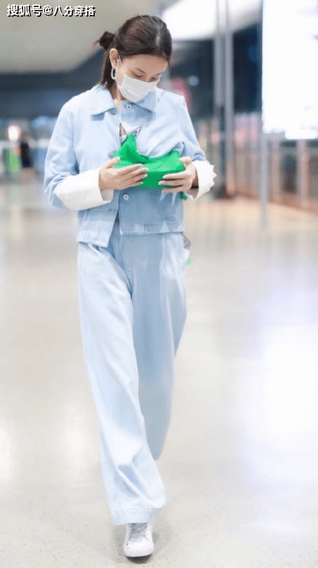 郑钧|刘芸真给郑钧长脸，牛仔外套配黑色吊带裙简约随性，洋气舒适