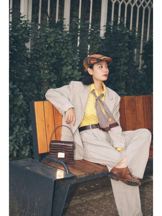 短裙|早秋穿搭指南，毛衣马甲搭白衬衫，下半身穿短裙，甜美俏皮又耐看